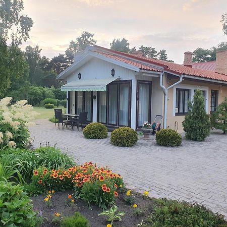 Villa Leonardo Ventspils Exterior foto